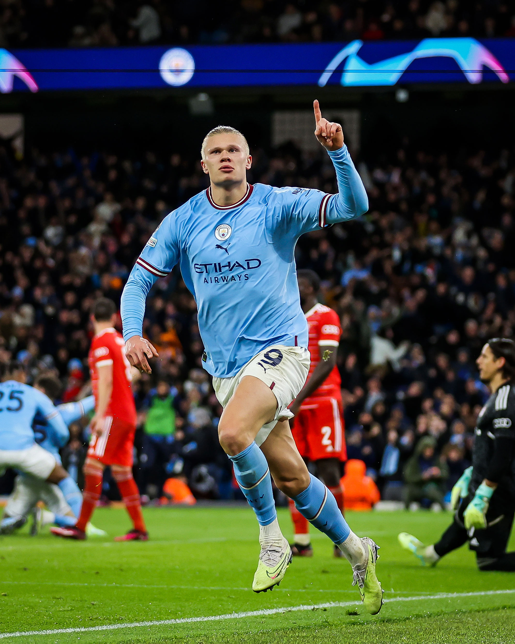 爱游戏娱乐哈兰德迎来十五赛季高光表现,老鹰球迷沸腾!的简单介绍